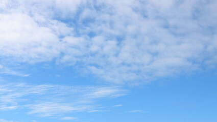 日本の秋の空の雲背景素材バックグラウンド