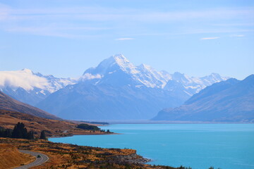 ミルキーブルーの湖とマウントクック（ニュージーランド）