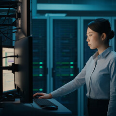サーバー室で作業する女性システムエンジニア