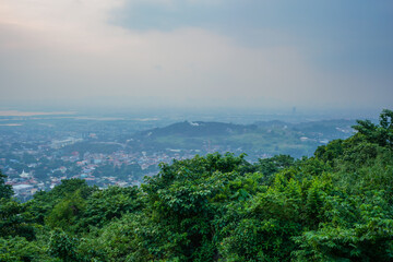 Obraz premium Philippines Angono Rizal mountain looking down over Manila and Laguna Lake during the darkness