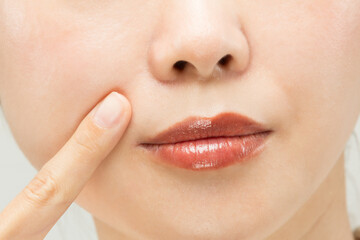 女性は豊麗線を指差している。