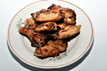 Ready-to-eat chicken meat lies on a plate.
