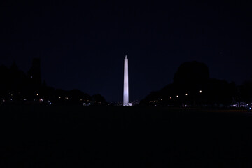 L&rsquo;obelisco di Washington CD immortalato di giorno e di notte