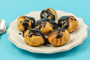 assiette de profiteroles au chocolat, en gros plan
