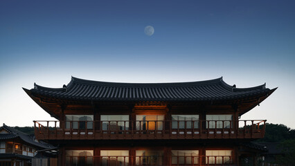 Obraz premium Traditional Korean House at Dusk