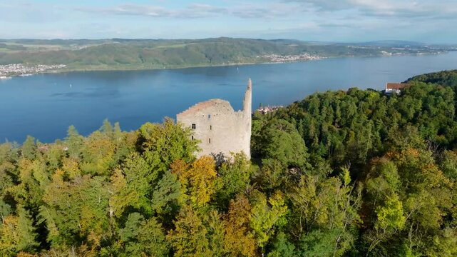 Luftaufnahme von der Burgruine Altbodman &uuml;ber dem westlichen Bodensee