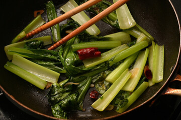 調理中の青菜炒め