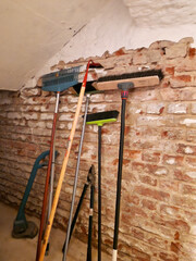 Verschiedene Geräte im Keller an der Wand