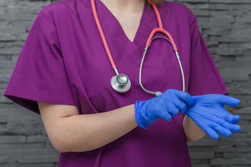 Lekarka weterynarz zakłada rękawiczki chirurgiczne przed operacją