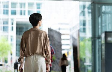 ビル街を散策する女性