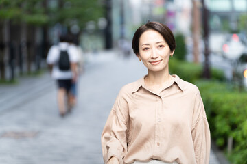 ビル街を散策する女性