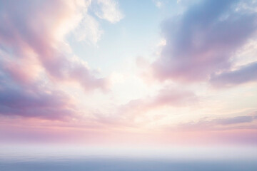 Obraz premium Hermoso fondo abstracto con suaves colores pastel y un cielo borroso con nubes. Luz del sol suave. Fondo de fantasía borroso. Fondo de pantalla romántico y de ensueño. Espacio para texto.