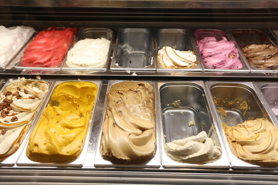 Bacs de glaces aux multiples parfums dans une vitrine