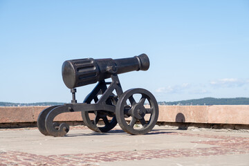 A historic cannon from the Alexander factory stands on the embankment of Lake Onega in Petrozavodsk, highlighting the scenic view