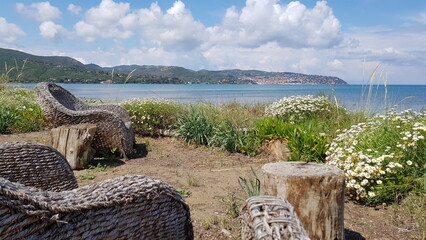 poltrone in vimini e vista sul mare
