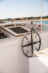Obraz premium koło sterowe na starej łodzi