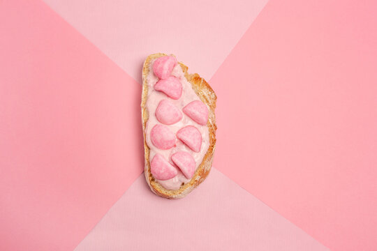 Tartine au fromage blanc et fraise Tagada sur fond rose, studio. 