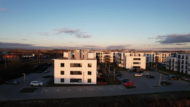 Nowoczesne osiedle mieszkaniowe o zachodzie slonca, wspolczesna architektura