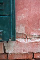 Okno Wenecja stary mur cegła detal