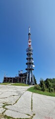 Obraz premium velka javorina the peak of mountain bile karpaty transmitter and surrounding meadow and forests holubiho chata