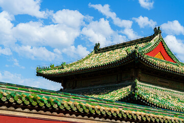 Obraz premium Decoration details of gates and palaces in the Temple of Heaven under blue sky, a major landmark and travel destination in Beijing, China