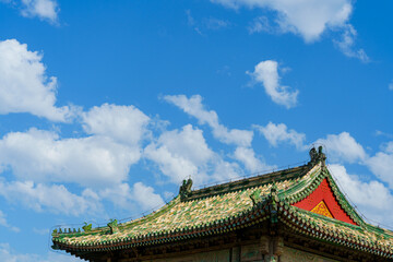 Obraz premium Decoration details of gates and palaces in the Temple of Heaven under blue sky, a major landmark and travel destination in Beijing, China