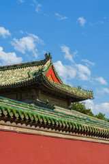 Obraz premium Decoration details of gates and palaces in the Temple of Heaven under blue sky, a major landmark and travel destination in Beijing, China