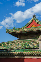Obraz premium Decoration details of gates and palaces in the Temple of Heaven under blue sky, a major landmark and travel destination in Beijing, China