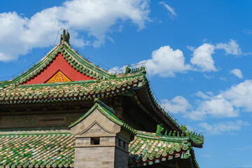 Obraz premium Decoration details of gates and palaces in the Temple of Heaven under blue sky, a major landmark and travel destination in Beijing, China