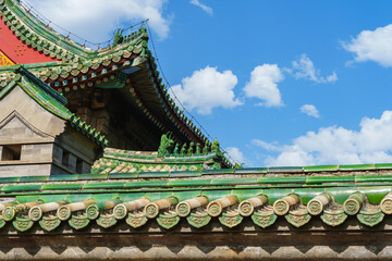 Obraz premium Decoration details of gates and palaces in the Temple of Heaven under blue sky, a major landmark and travel destination in Beijing, China