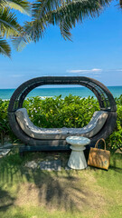 Strandliege unter Palmen