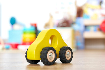 Coche infantil en cuarto de juegos