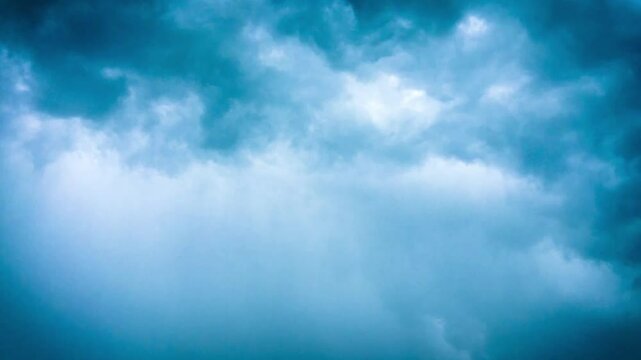 Time-lapse de una nube de tormenta en formaci&oacute;n de un azul profundo. Movimiento sinuoso de una nube hasta que empieza a llover.