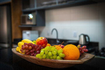 Cesta de frutas com uvas, maça, laranja, banana 