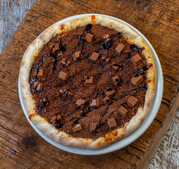 Pizza de chocolate com pedaços de bolachas de chocolate