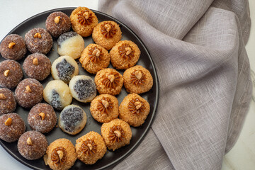 Diversos tipos de docinhos de festa, brigadeiro, cajuzinho, lingua de sogra, avelã, 