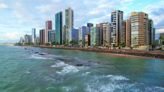 Praia de Boa viagem na Cidade do Recife no estado de Pernambuco no Brasil visto de cima com drone 4k