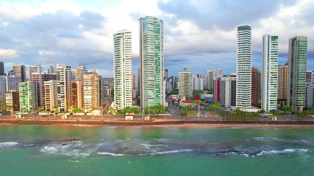 Praia de Boa viagem na Cidade do Recife no estado de Pernambuco no Brasil visto de cima com drone 4k