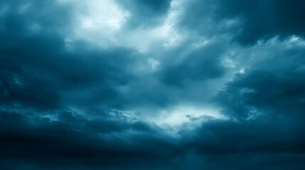 Obraz premium Dramatic Skies: A Captivating Seascape Under Stormy Clouds