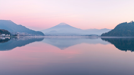 Fototapeta premium 河口湖から望む朝焼けの富士山