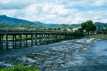 日本の美しい京都の風景。山、川、橋、木々。