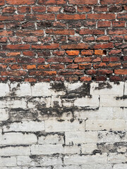 Mur de brique rouge et platre