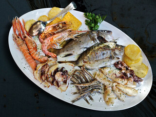 Tray with mixed grilled fish