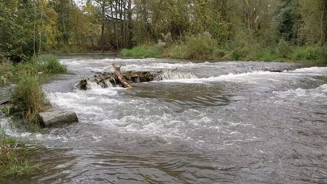 Wilder Flusslauf 15 Sekunden Video - wild river in a 15 second clip 