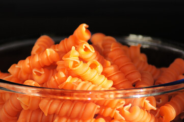 Nudeln aus roten Linsen auf schwarzem Hintergrund