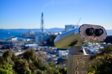 街を見下ろす望遠鏡　コイン式望遠鏡　日本の綺麗な風景を見る