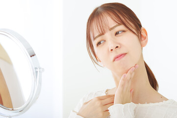首まわりのコンディションを気にする女性