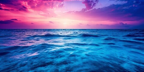Obraz premium The ocean is calm and the sky is a beautiful shade of pink