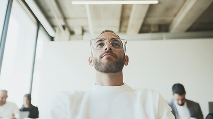 Obraz premium Focused Male Professional in Modern Open Office Collaborating with Team During Afternoon