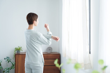 朝パジャマでストレッチする女性
